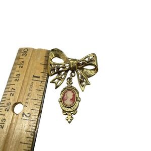 Vintage Gold Tone Bow Cameo Brooch Pink White Dangle Pendant Pin Victorian Style